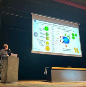 Dr. Kenneth Gollob apresentando no evento Immuno2023