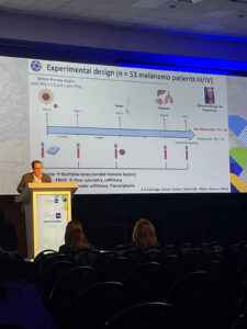 Dr. Kenneth Gollob apresentando slides sobre medicina personalizada para tratamento de melanoma no SBOC 2023