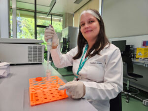 Imagem de Jaqueline Fernandes, pós-doutoranda do Einstein em laboratório trabalhando em uma amostra de cultura celular