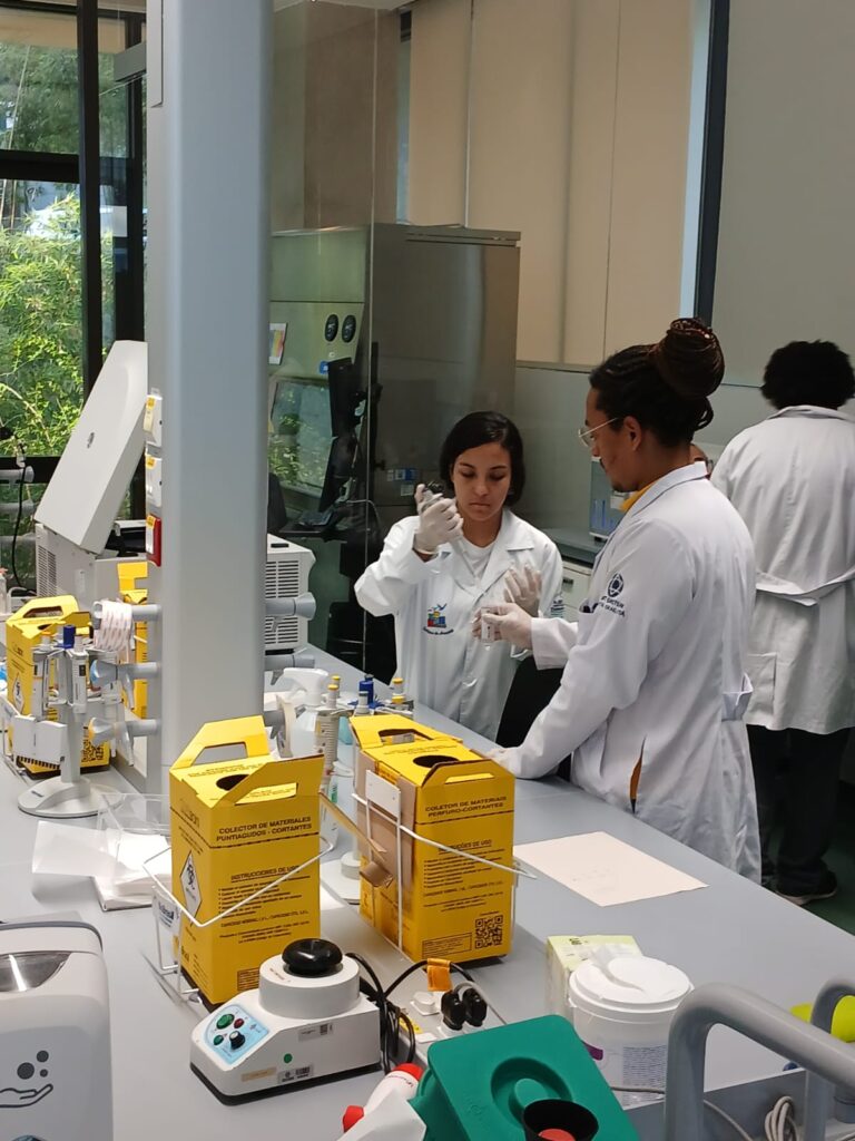 Alunos realizando experimento em laboratório conduzido por Guilherme Evangelista, membro do CRIO.