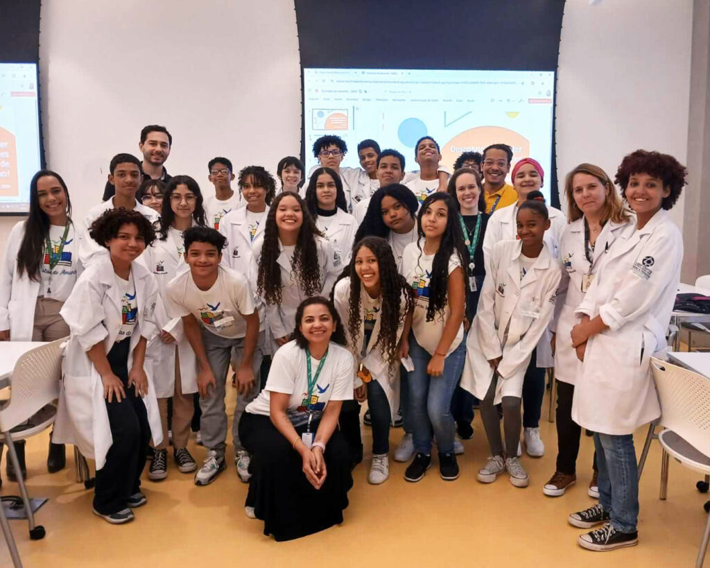 Fotografia em grupo da visita dos alunos do programa Cientistas do Amanhã no dia 19 de agosto de 2024