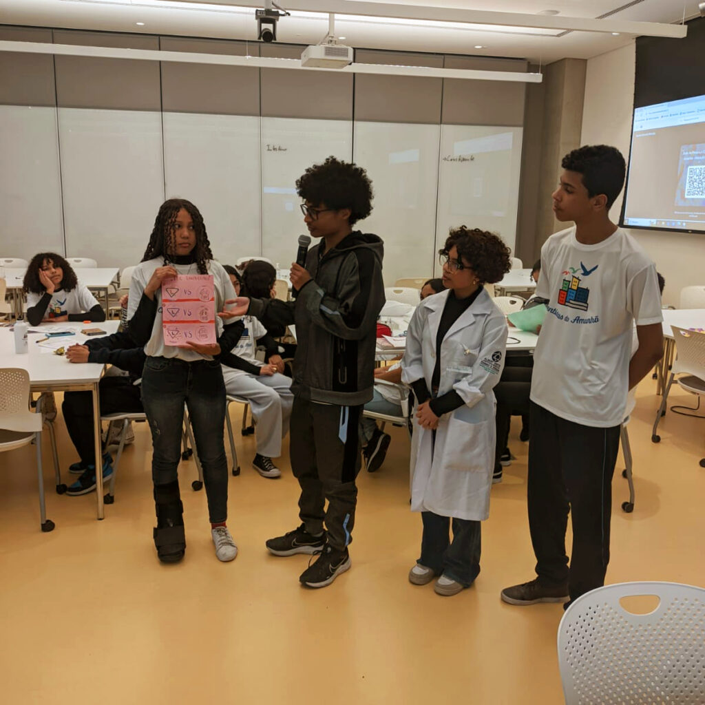 Visita dos alunos da comunidade de Paraisópolis ao Einstein envolveu aprendizados sobre imuno-oncologia, desenhos e muita criatividade (Imagem: CRIO).